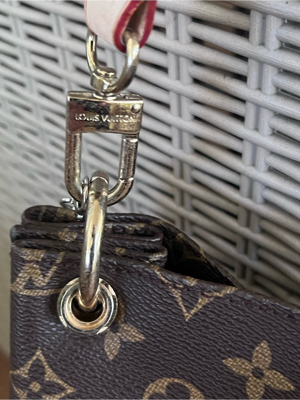 Brown Monogram Canvas with an iconic logo & Shoulder strap. - Picture 9 of 12